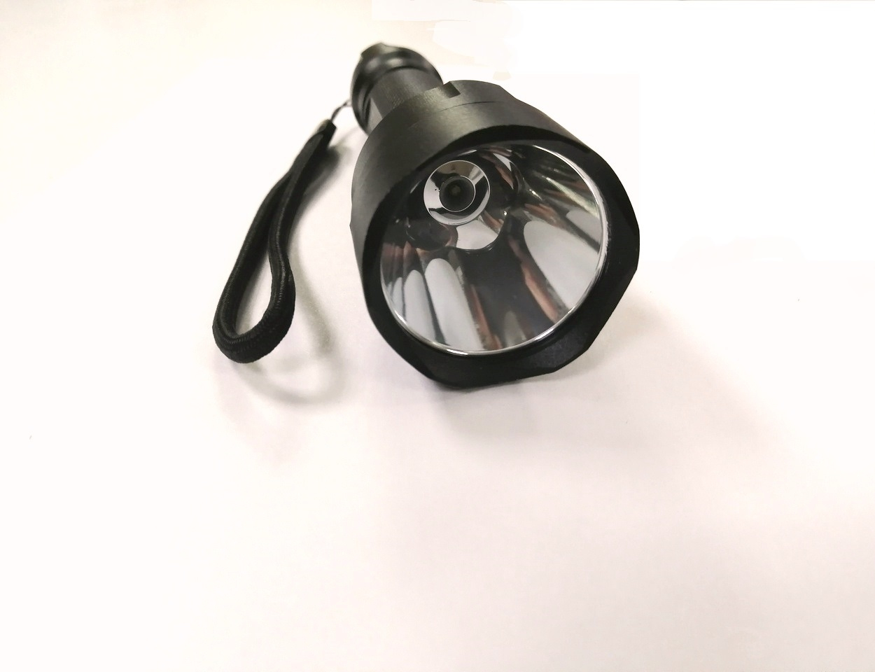 Фонарь ручной светодиодный со шнурком, 3 режима, работает от одного акум. 18650